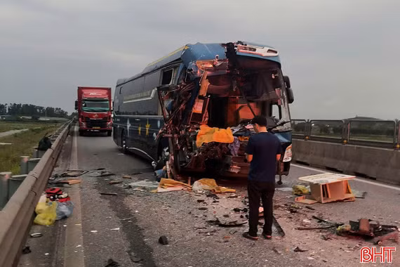 Xe khách va chạm xe đầu kéo trên cao tốc qua Hà Tĩnh, 5 người bị thương