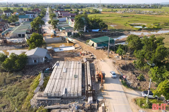Phân luồng giao thông quốc lộ 15 phục vụ thi công cầu Chợ Giấy 