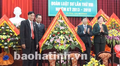 Thay mặt lãnh đạo tỉnh, Trưởng Ban Dân vận Tỉnh ủy tặng hoa chúc mừng Đại hội