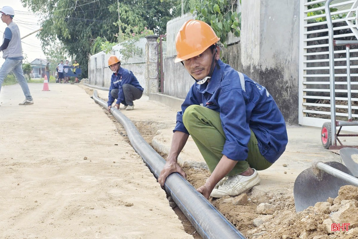 Công nhân Công ty CP Cấp thoát nước và Xây dựng Miền Trung triển khai lắp đặt ống dịch vụ tại thôn Yên Tràng.