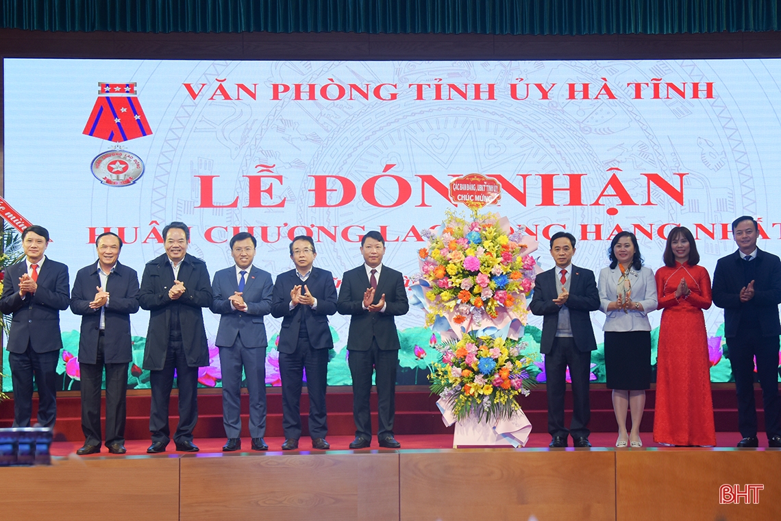 Văn phòng Tỉnh ủy Hà Tĩnh đón nhận Huân chương Lao động hạng Nhất