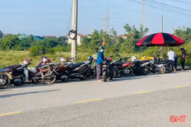 Lộn xộn tình trạng dừng, đỗ xe trước cổng chợ Hội