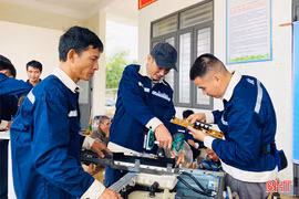 Hỗ trợ người dân sửa chữa thiết bị điện tử, điện lạnh hư hỏng do mưa lũ