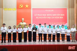 Trao 45 suất học bổng cho học sinh nghèo vượt khó học giỏi ở xã Can Lộc