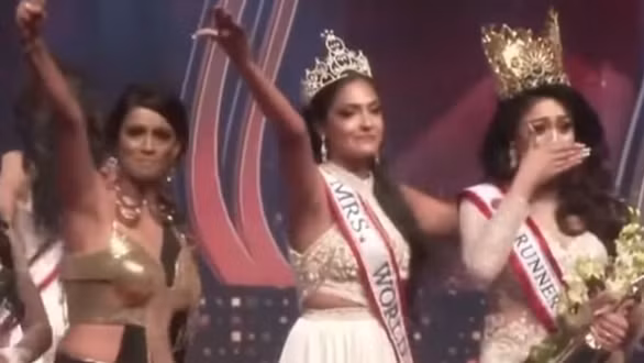 Bị đoạt vương miện trên sân khấu, hoa hậu Quý bà quốc tế Sri Lanka 2021 vừa đi vừa khóc