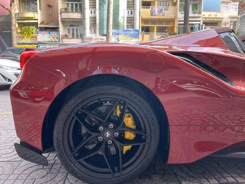 Ferrari 488 Pista Spider thứ hai bất ngờ xuất hiện tại Việt Nam