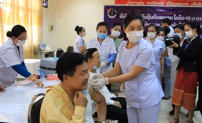 Hơn 103.000 người Lào đã được tiêm liều đầu tiên vaccine Covid-19