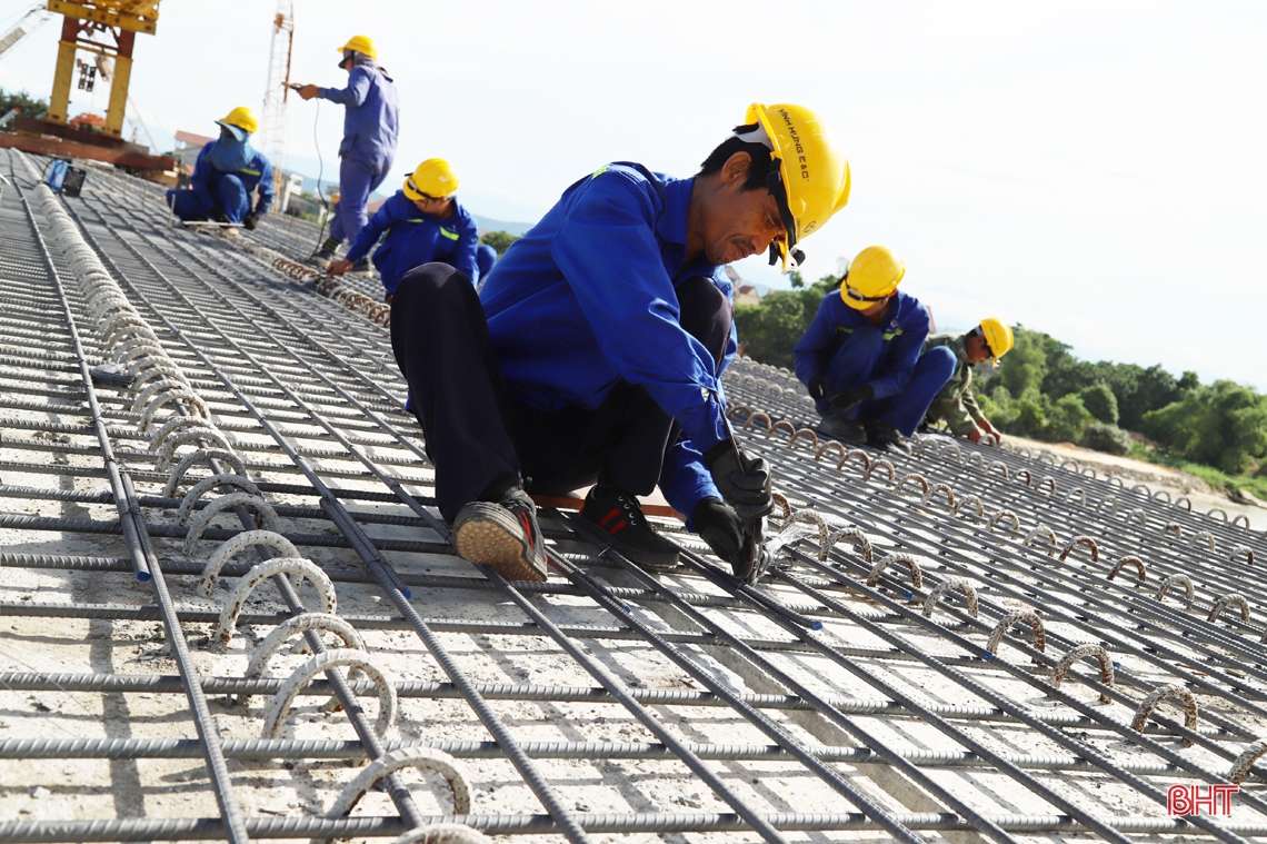 “Vượt nắng” thi công, đếm ngược thời gian hợp long cầu Thọ Tường