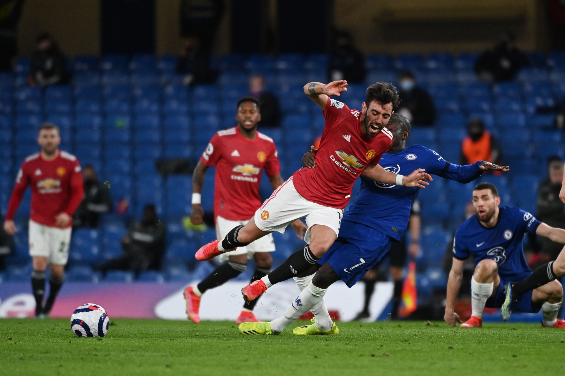 Man Utd có thật sự bị trọng tài lấy mất chiến thắng?
