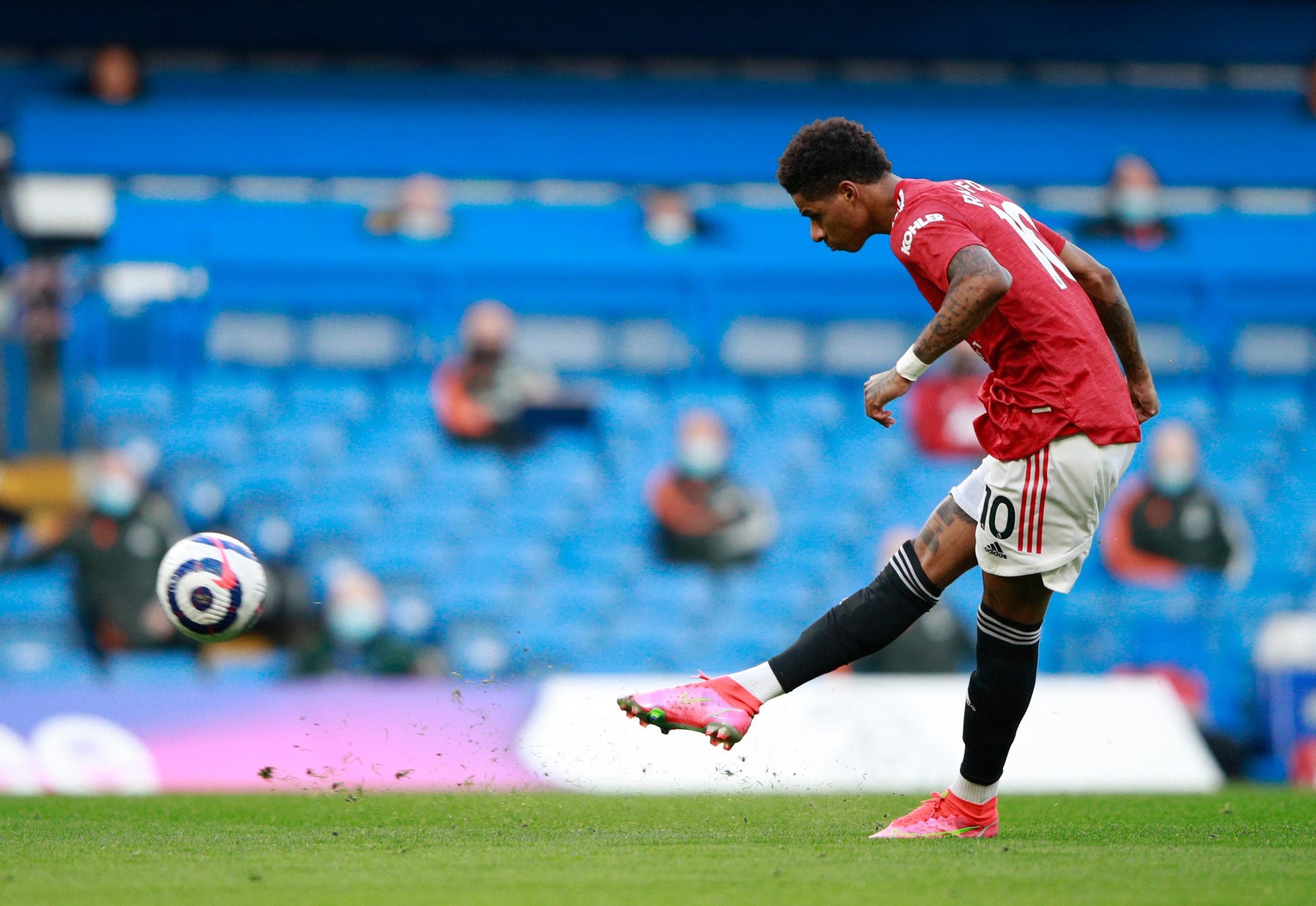 Man Utd có thật sự bị trọng tài lấy mất chiến thắng?