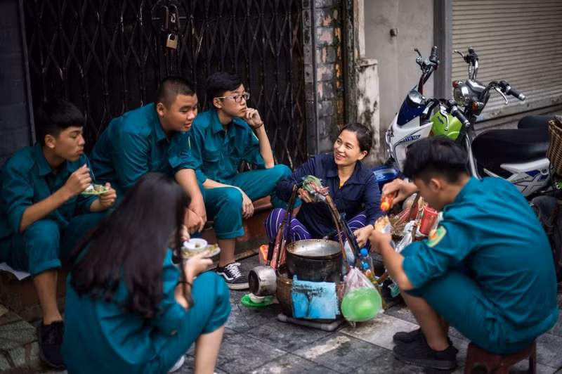 nhip song pho co ha noi qua ong kinh phong vien afp