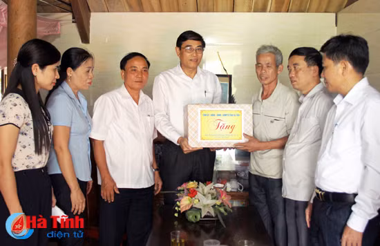 lanh dao ha tinh tham tang qua doi tuong chinh sach nhan ngay 27 7