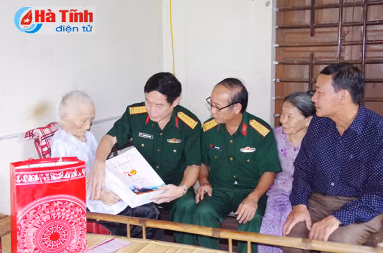 trao nha tinh nghia cho me viet nam anh hung than nhan liet sy