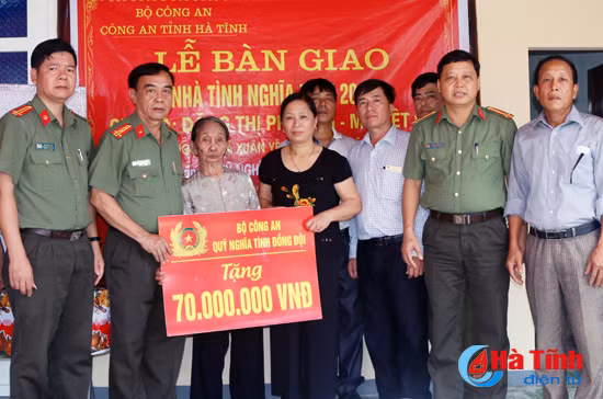 trao nha tinh nghia cho me viet nam anh hung than nhan liet sy