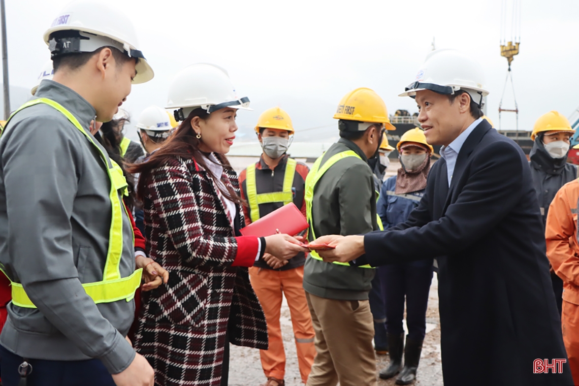 Phó Bí thư Thường trực Tỉnh ủy kiểm tra hoạt động SXKD đầu xuân tại KKT Vũng Áng