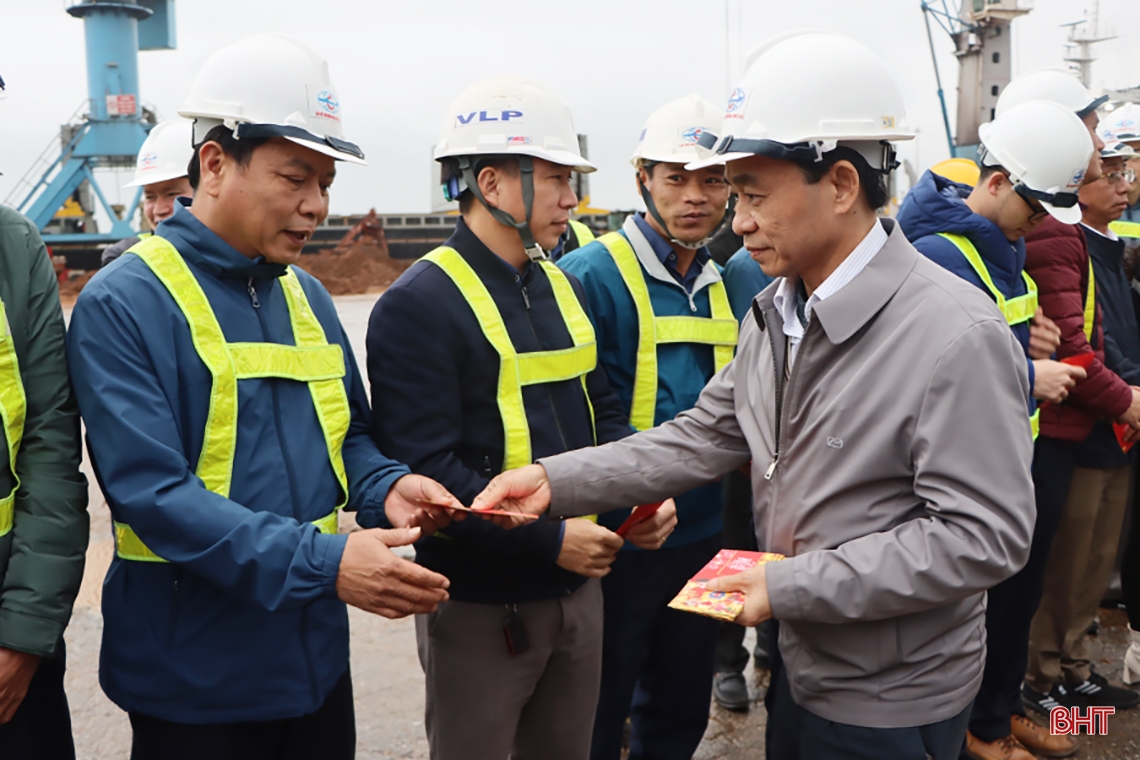 Phó Bí thư Thường trực Tỉnh ủy kiểm tra hoạt động SXKD đầu xuân tại KKT Vũng Áng