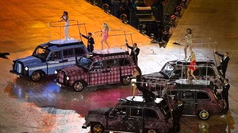 Màn biểu diễn của Spice Girls. Màn biểu diễn của Spice Girls.