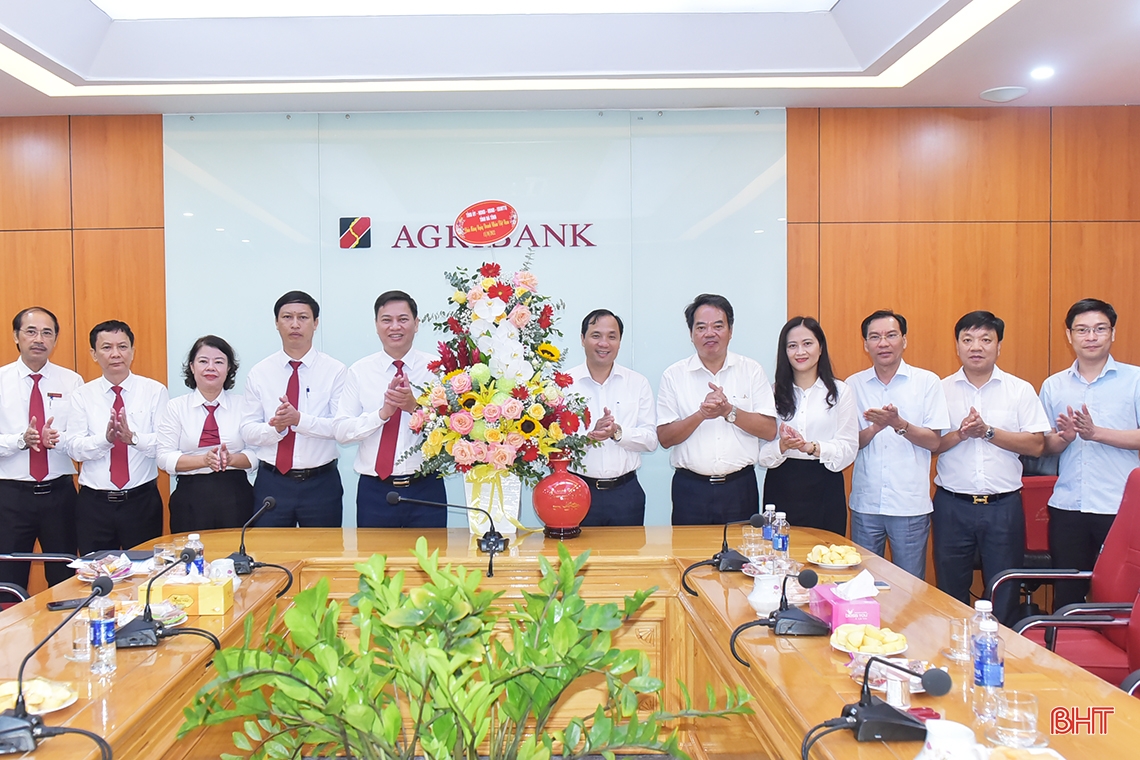 Thường trực Tỉnh ủy Hà Tĩnh chúc mừng các doanh nghiệp, doanh nhân