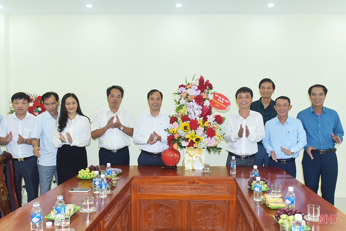 Thường trực Tỉnh ủy Hà Tĩnh chúc mừng các doanh nghiệp, doanh nhân