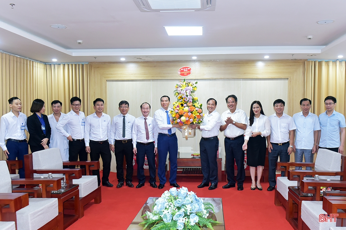Thường trực Tỉnh ủy Hà Tĩnh chúc mừng các doanh nghiệp, doanh nhân