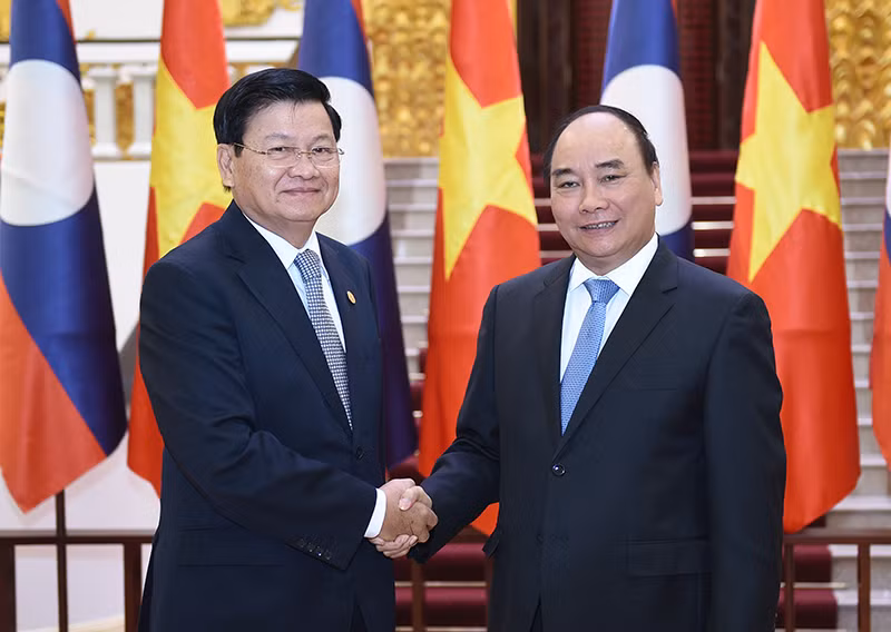 Thủ tướng Nguyễn Xuân Phúc hội đàm với Thủ tướng Lào Thoonglun Sisulith. Ảnh: VGP/Quang Hiếu thu tuong nguyen xuan phuc hoi dam voi thu tuong lao