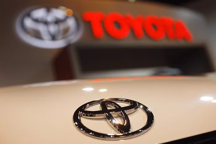 toyota trieu hoi 5 8 trieu xe vi loi tui khi takata