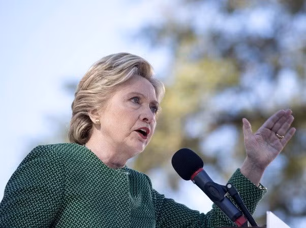ba hillary clinton tiep tuc noi rong khoang cach voi ong trump