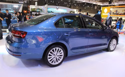 Xe nằm ở phân khúc sedan hạng C khá chật chội tại Việt Nam volkswagen jetta doi thu moi cua toyota altis tai viet nam