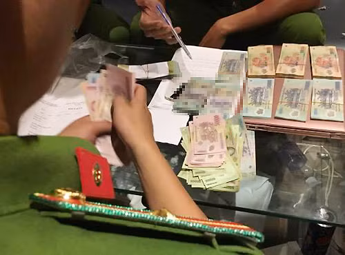 gan tram canh sat bao vay dong lac cua dan choi sai gon
