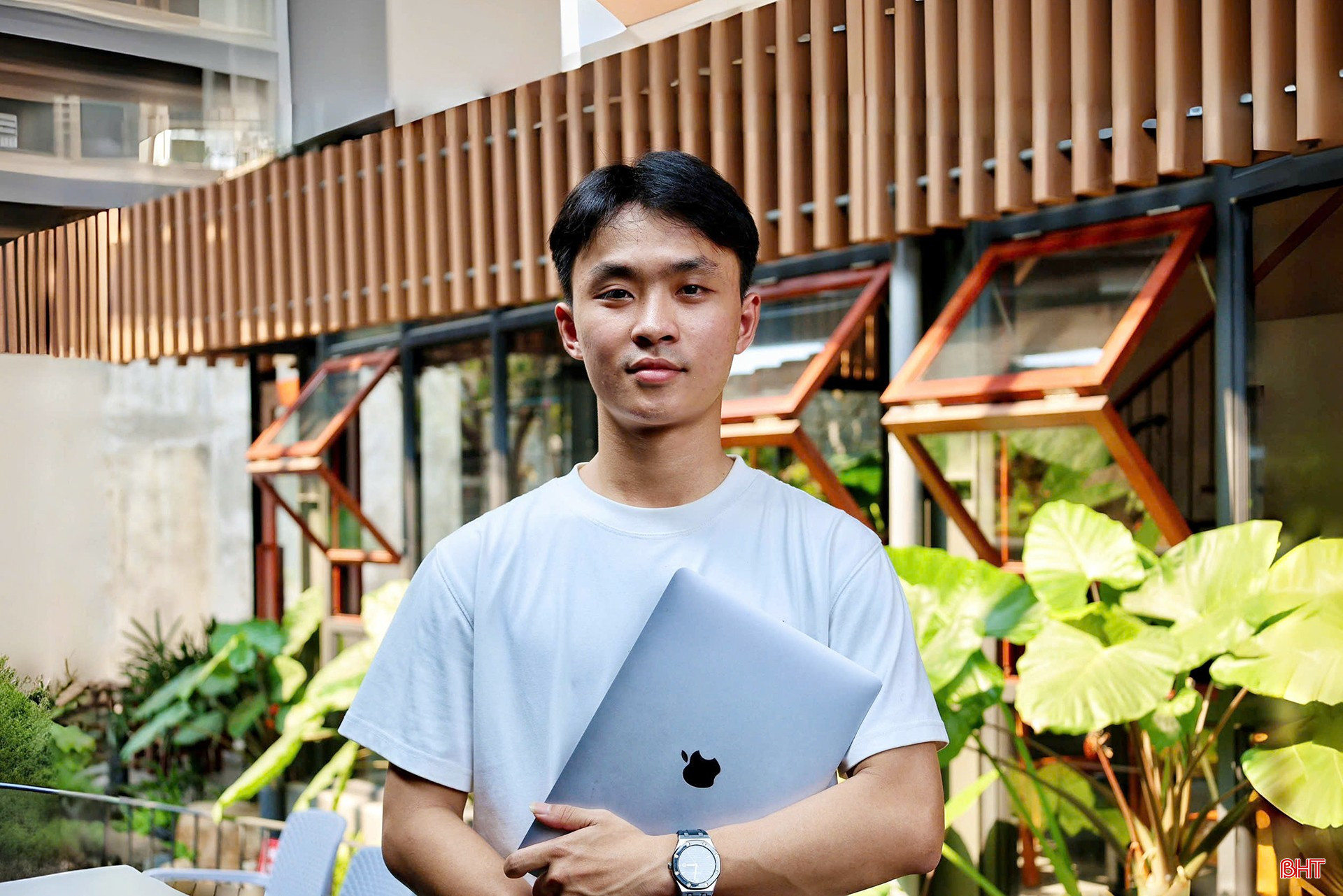 Tôi là Võ Nhật Quang (SN 2002, quê xã Cẩm Lạc). Năm 2024, sau khi tốt nghiệp loại giỏi chuyên ngành Quản trị Marketing của Trường Đại học Kinh tế - Kỹ thuật Công nghiệp (Hà Nội), tôi được nhiều công ty truyền thông tại Hà Nội tuyển dụng. Đứng giữa “ngã rẽ” của cuộc đời, tôi đã từ chối các cơ hội đó và quyết định về quê khởi nghiệp.