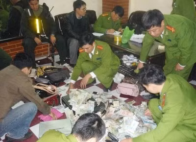 Công an triệt hạ một sới bạc. Ảnh minh họa