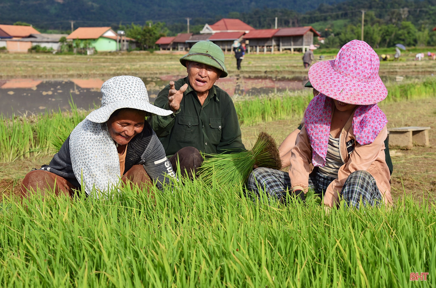 Những người con của đất nước Triệu Voi mang dòng máu Việt (bài 2): Thắt chặt tình đoàn kết nơi biên viễn