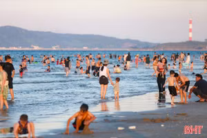 Đầu tuần, biển Hải Ninh đã nhộn nhịp du khách