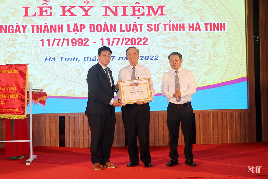 Coi trọng việc tự bồi dưỡng của mỗi luật sư, tích cực tham gia giám sát và phản biện xã hội