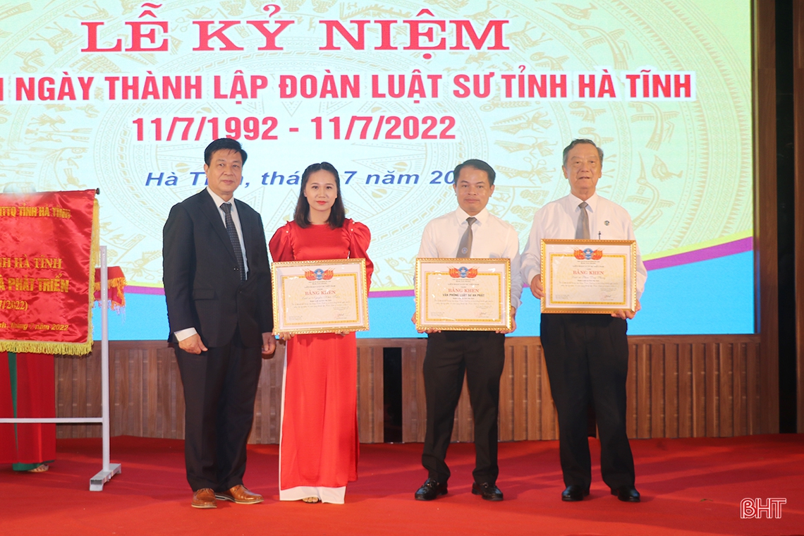 Coi trọng việc tự bồi dưỡng của mỗi luật sư, tích cực tham gia giám sát và phản biện xã hội