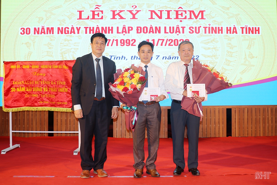 Coi trọng việc tự bồi dưỡng của mỗi luật sư, tích cực tham gia giám sát và phản biện xã hội