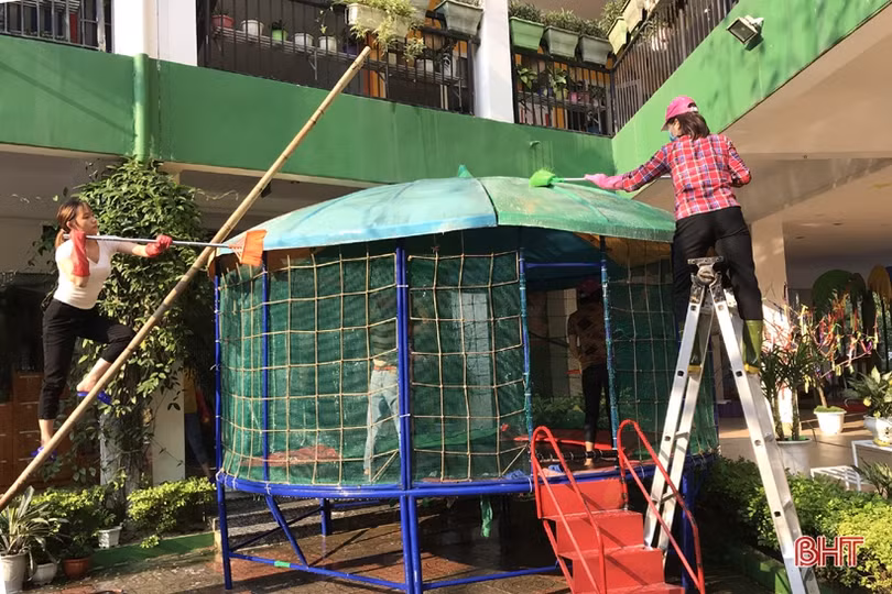 Cô giáo trường Mầm non Trí Đức bám trường trong mùa dịch