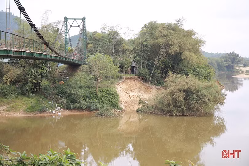 Sạt lở chân cầu treo Chợ Bộng, nhà dân chênh vênh bên bờ sông