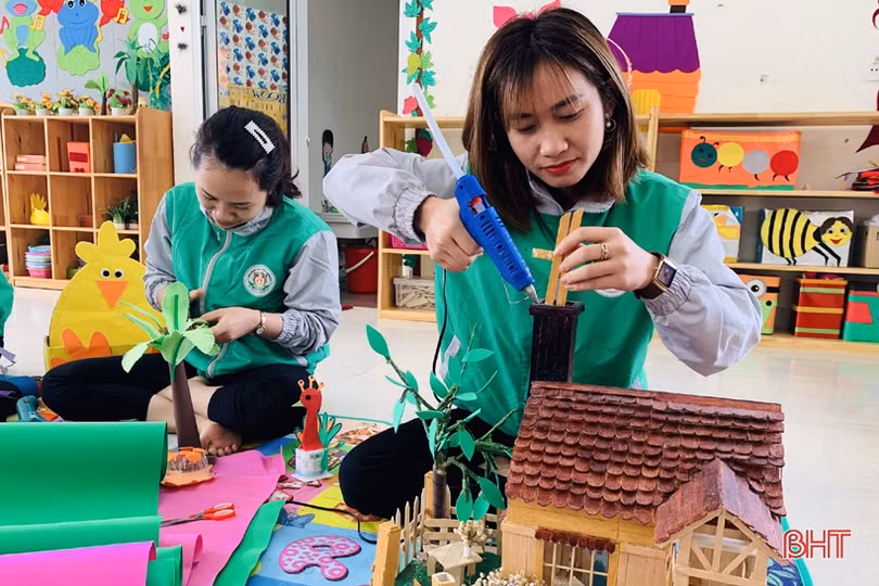 Cô giáo trường Mầm non Trí Đức bám trường trong mùa dịch