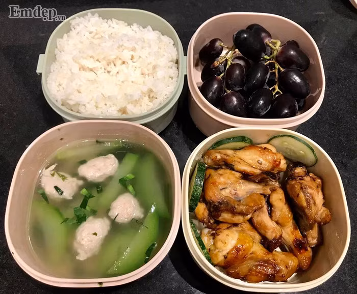 Vợ 9x chuẩn bị cơm trưa cho chồng khiến “thiên hạ” phải xuýt xoa.