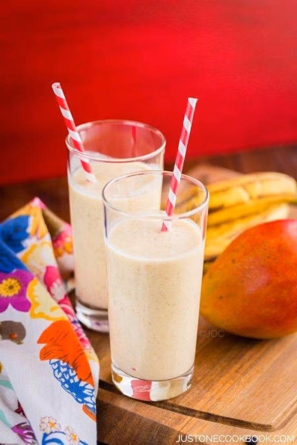 5 phút làm sinh tố dừa - xoài cho nàng da sáng, dáng thon