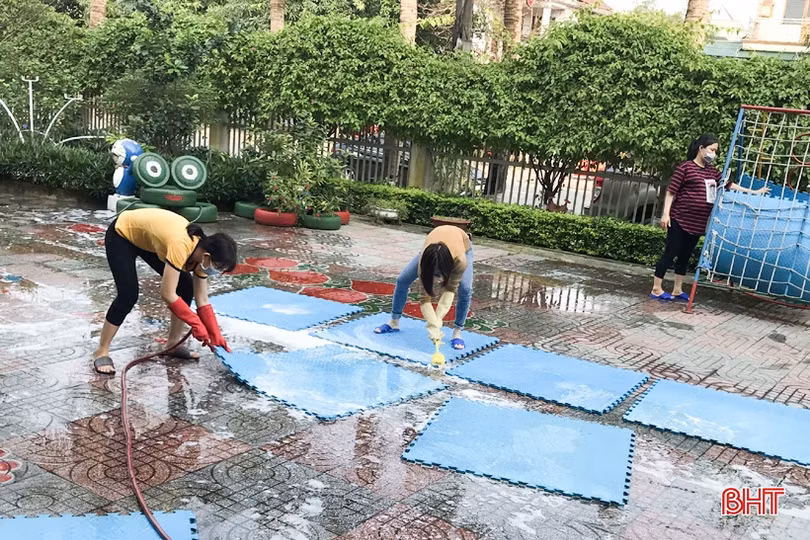 Cô giáo trường Mầm non Trí Đức bám trường trong mùa dịch