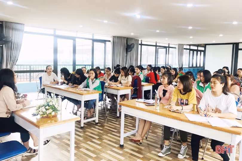 Cô giáo trường Mầm non Trí Đức bám trường trong mùa dịch