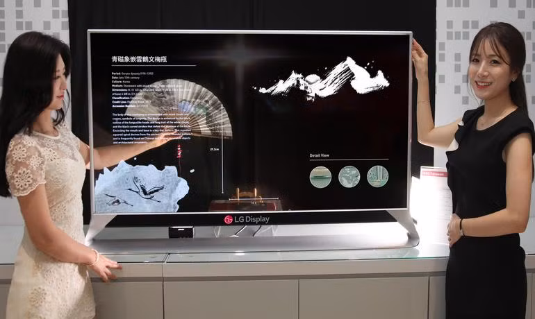 lg phat trien thanh cong man hinh cong 77 inch trong suot