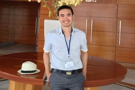 tien si tre bo luong thang hon 5 000 usd ve viet nam day hoc