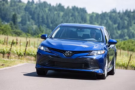 toyota camry the he moi gia tu 23 500 usd