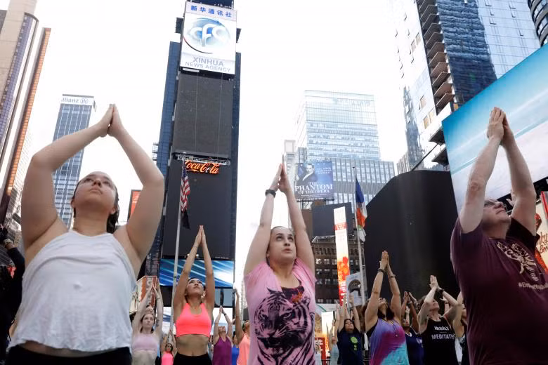 hang nghin nguoi tap yoga don ngay ha chi tren quang truong thoi dai