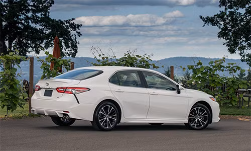 toyota camry the he moi gia tu 23 500 usd