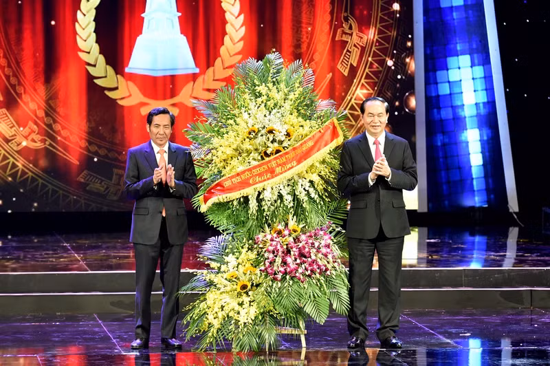 Chủ tịch nước Trần Đại Quang tặng hoa chúc mừng Ngày Báo chí Cách mạng Việt Nam. Ảnh: VGP/Nhật Bắc trao giai bao chi quoc gia lan thu xi 2016