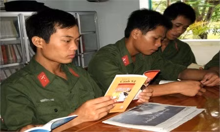 Đọc sách tại phòng Hồ Chí Minh...